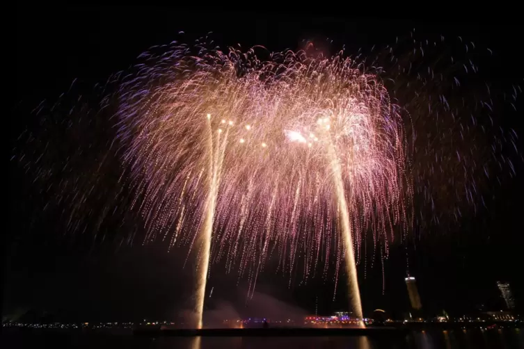 Feuerwerk von &bdquo;AW Pyrotechnik&ldquo;. 