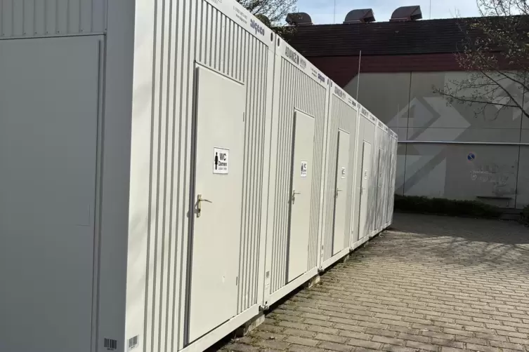 Weil ein Geb&auml;udetrakt gesperrt ist, gibt es in Containern zus&auml;tzliche Toiletten.