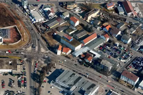 Wartturm-Kreuzung auf einem Archivfoto: an den Wartturm (Mitte) oben angrenzend das damalige Gelände der Firma Holtzmann, am unt