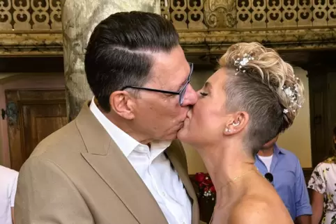 Unvergesslicher Siegerkuss in Speyer: Udo und Viola Brestrich am Tag ihrer Hochzeit. Unvergesslicher Siegerkuss in Speyer: Udo und Viola Brestrich am Tag ihrer Hochzeit.