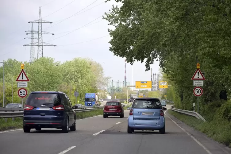 Verkehr auf der L523 stadteinw&auml;rts.