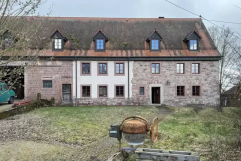 Erst Ruine, jetzt toll: Das Vorzeigehaus mit Sichtmauerwerk aus zweitverwendetem Sandstein. Erst Ruine, jetzt toll: Das Vorzeigehaus mit Sichtmauerwerk aus zweitverwendetem Sandstein.