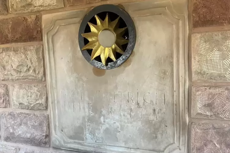 Der Gr&uuml;ndungsstein im Kaminsims im Wohnzimmer.