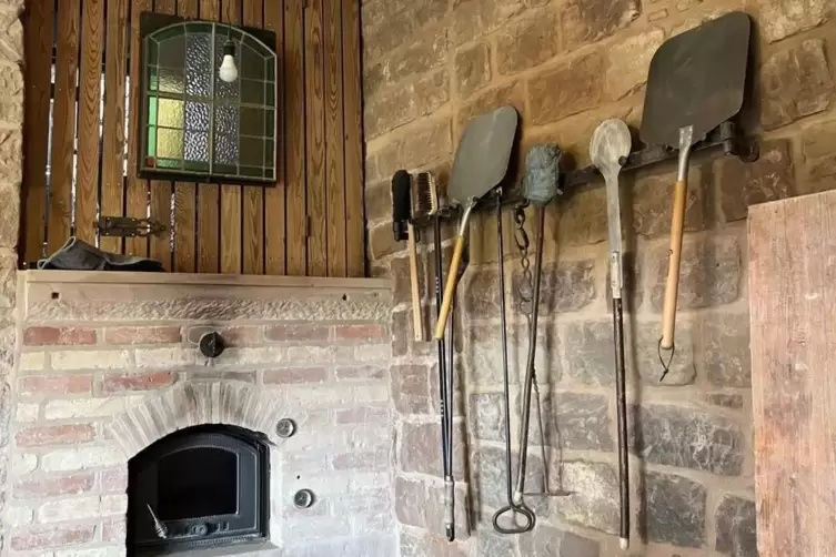 Kirchenfenster &uuml;ber dem gemauerten Backofen. 