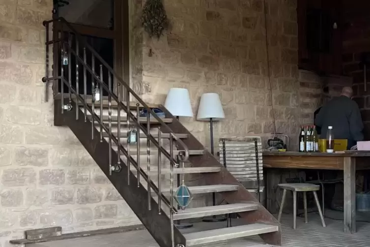 Die Treppe, die zur Sandsteinsauna f&uuml;hrt, ist mit alten Balken und einem Rathaus-Gel&auml;nder gebaut. 