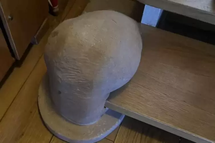 knie einer skultur als aufflager