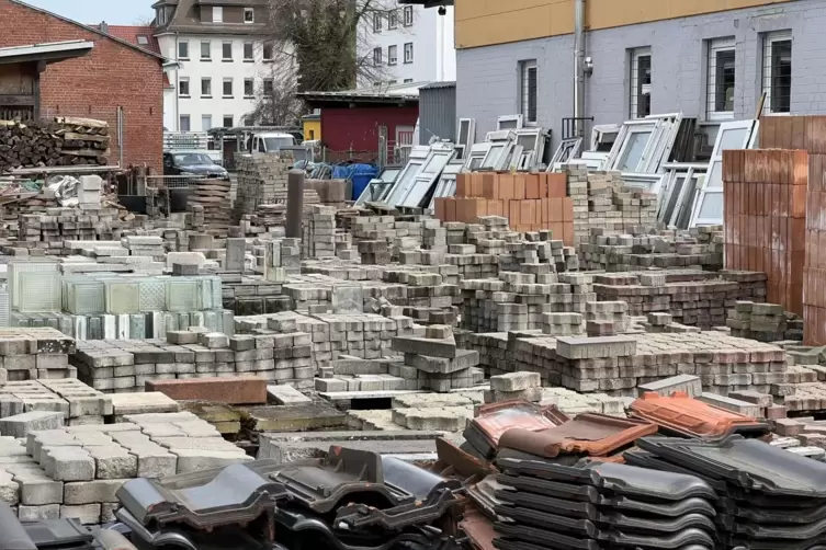 Gebrauchte Baumaterialien f&uuml;r alle: Blick &uuml;ber den Betriebshof des Second-Hand-Baumarkts des Arbeits- und Sozialp&auml;dagogischen Ze