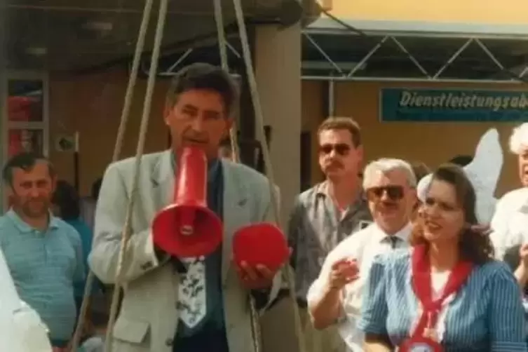 Landaus Oberb&uuml;rgermeister Christof Wolff bei der Er&ouml;ffnung des SBK-Marktes 1993. 