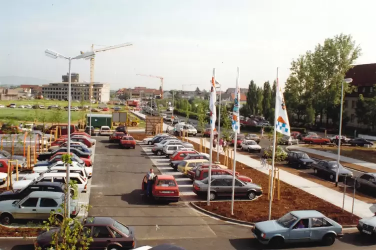 Der Parkplatz des neuen Marktes in Landau. 