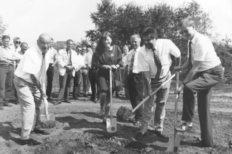 Spatenstich 1996 f&uuml;r den SBK in Bad Bergzabern mit Landr&auml;tin Theresia Riedmaier, Ministerpr&auml;sident Kurt Beck (Zweiter von rechts