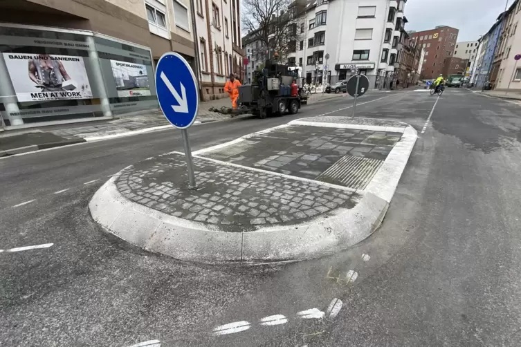 Die neuen Querungshilfen sind barrierefrei: teils f&uuml;r Blinde auf sechs Zentimeter H&ouml;he abgesenkt, daneben f&uuml;r Rollstuhlfahrer au