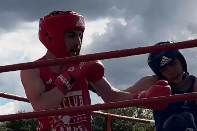 Leon Reyes (in rot) in Aktion im Ring. 