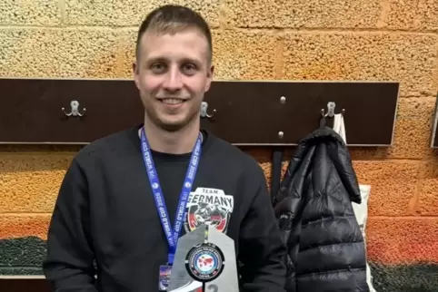 Stolz mit Pokal und Silbermedaille: „Hornets“-Spieler Elia Schwebius nach dem Finale der Polizei-Weltmeisterschaft in Lettland.