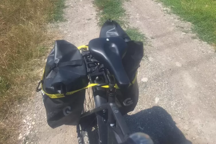Sein Trekkingrad, beladen mit 16 bis 20 Kilogramm Gep&auml;ck, ist sein treuer Begleiter. 