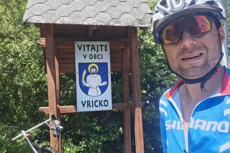 Mit dem Fahrrad ins slowakische Dorf: Magnus Windecker erreicht Vricko. 