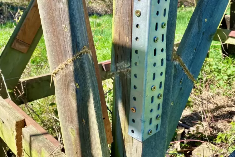 Geflickt, aber man sieht die Spuren noch: Pfosten und Querverstrebungen wurden durchges&auml;gt. 