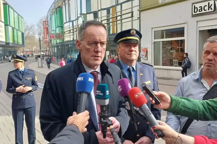 Am 6. M&auml;rz k&uuml;ndigt Innenminister Michael Ebling vor der Mall eine Waffenverbotszone an &ndash; rechts dahinter: Polizeipr&auml;sident Hans 
