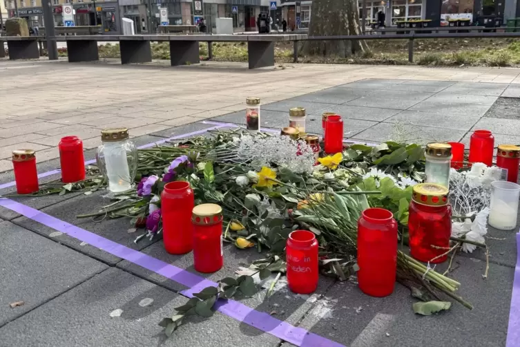 Kerzen und Blumen am Tatort neben dem Fackelbrunnen.