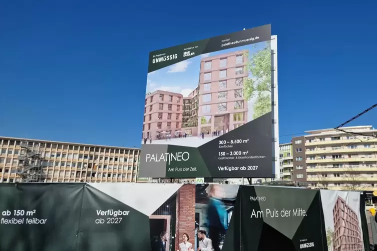 Baustelle mit &bdquo;Palatineo&ldquo;-Plakat am Berliner Platz.