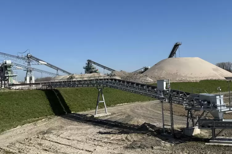 Das Kieswerk Bonnau mit der neuen F&ouml;rderanlage f&uuml;r die Schiffsbeladung am Rheinufer 1. 