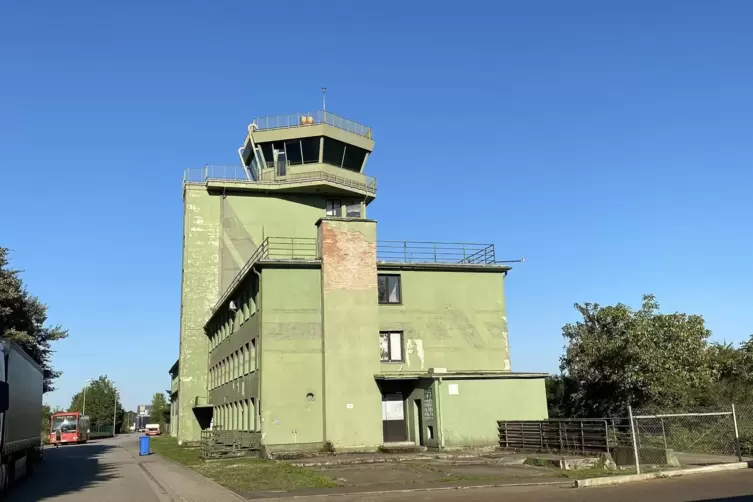 Relikt aus den Zeiten des Kalten Kriegs: Der ehemalige Tower des US-Milit&auml;r-Flughafens in Sembach ragt &uuml;ber dem heutigen Gewerbe