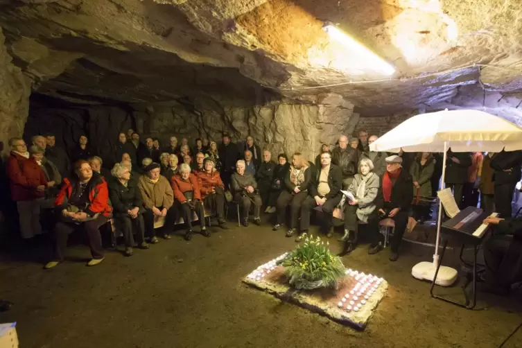 Blick in den Felsenkeller bei einer Gedenkveranstaltung 2014. 