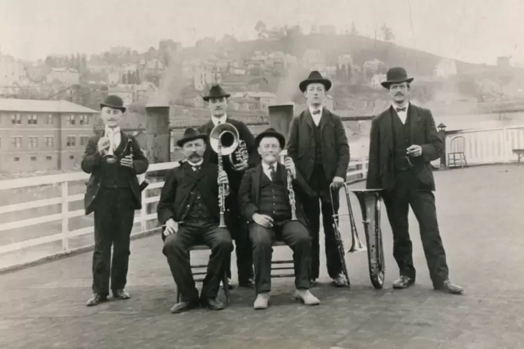 Ein historisches Foto dokumentiert eine Tournee der Pfälzer Wandermusikanten. 