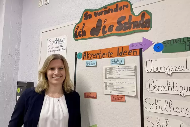 Die stellvertretende Schulleiterin Margit M&uuml;ller freut sich &uuml;ber das au&szlig;erordentlich produktive Engagement der Sch&uuml;lervertretung