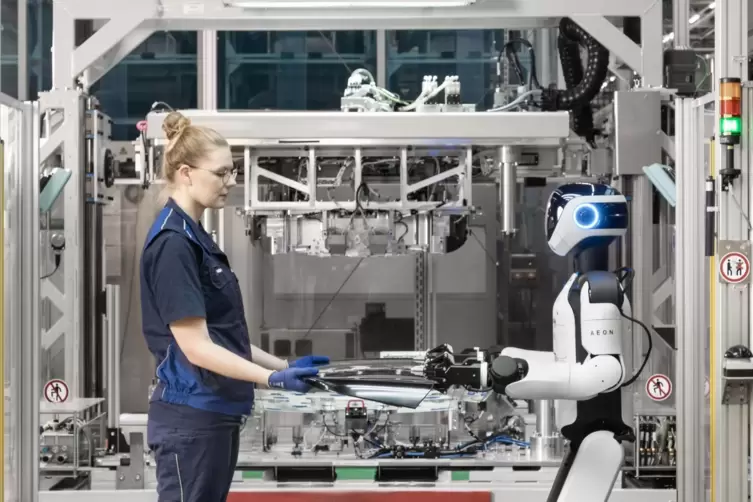 Der Autohersteller BMW integriert nun humanoide Roboter in die Produktion. 
