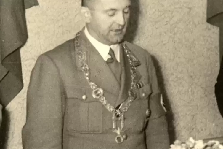 Karl Schlee, Neustadts nationalsozialistischer Oberb&uuml;rgermeister von 1938-45, mit der damals noch neuen Amtskette.