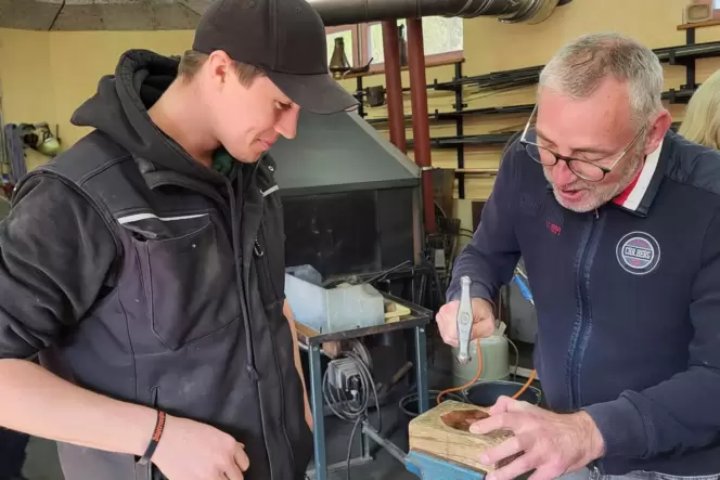 Felix aus der elften Klasse der Otterberger Waldorfschule (links) beobachtet wohlwollend-kritisch die handwerklichen Bemühungen