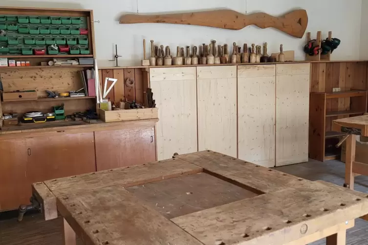 Im Werkraum wird mit Holz und Ton gearbeitet.