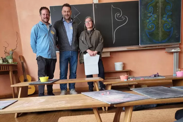 Die P&auml;dagogen (von links) Steffen Griebe, Christoph G&uuml;nther und Annette Boomes pr&auml;sentieren beim Tag der offenen Schule stolz di