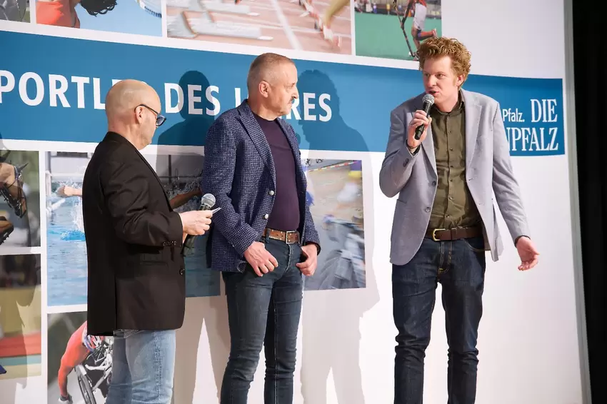 Von links: Redaktionsleiter Thomas Büffel und die Sportlerwahl-Sponsoren Jörg Eschmann (Gewobau) und Jochen Sehn (Parkbrauerei)