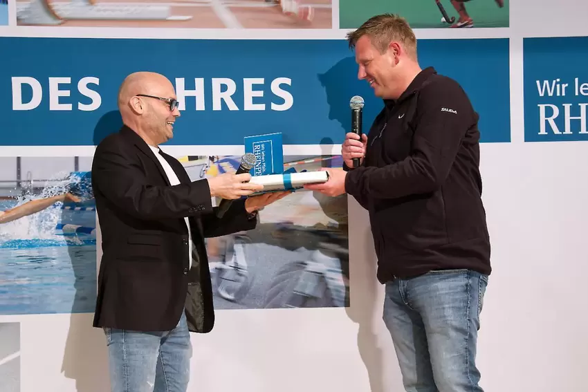 Redaktionsleiter Thomas Büffel (links) überreicht dem Gewinner der Verlosung, Daniel Reischmann aus Contwig, seinen Gewinn, ein