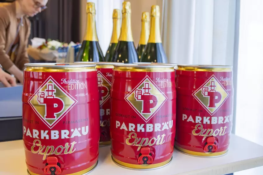 Auch viele Getränkepreise nahmen die Sportler in Empfang – und natürlich nicht Alkoholisches.