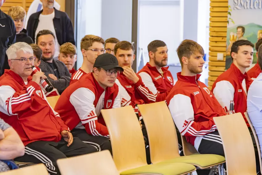 Die Bezirksliga-Fußballer des SV Palatia Contwig (in den roten Trainingsjacken) belegten bei den Mannschaften Platz fünf.