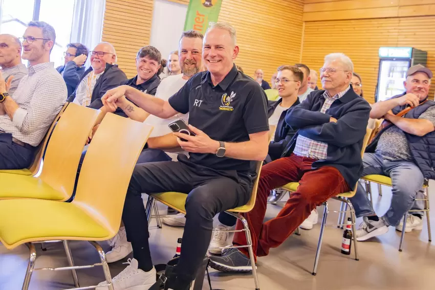 Da strahlten sie, allen voran der Sportliche Leiter Thorsten Rehfeld im schwarzen Polo-Shirt mit »Hornets«-Logo: Das Eishockey-T