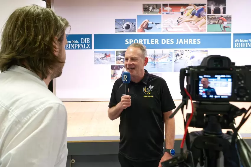 Nach der Ehrung machte Thorsten Rehfeld vom EHC am Mikrofon von Sportredakteur Sven Wenzel keinen Hehl aus seiner Begeisterung f