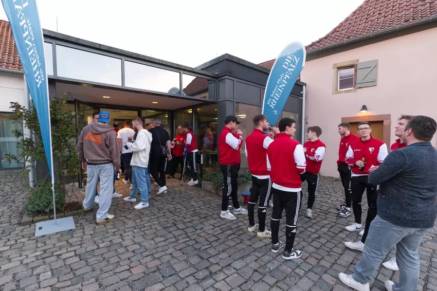 Auch ein Plausch im Freien war am warmen Mittwochabend vor dem Althornbacher Bürgerhaus noch drin.