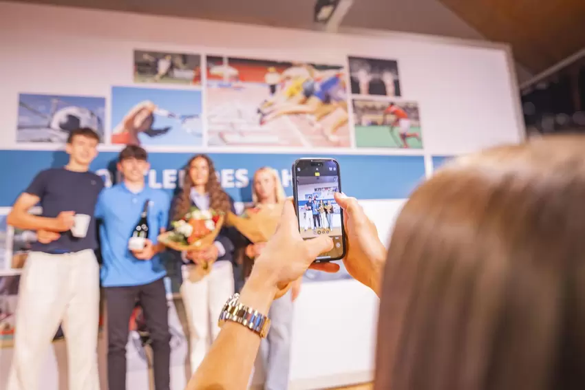Alles festhalten: Die vier anwesenden LAZ-Sportler »müssen« noch mal schnell fürs Handyfoto lachen.