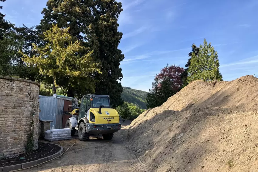 Wo der Bagger zu sehen ist, soll nächstes Jahr die kleine Bühne stehen.