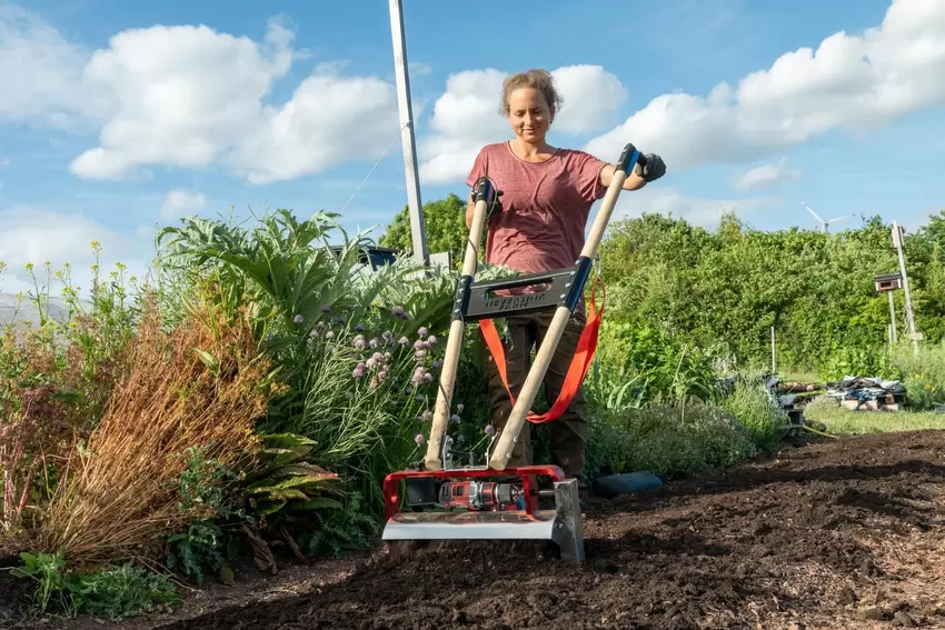 Sara Knapp nutzt die Mini-Akkufräse, um die nachhaltige Bodenbearbeitung in ihrem Garten zu unterstützen.