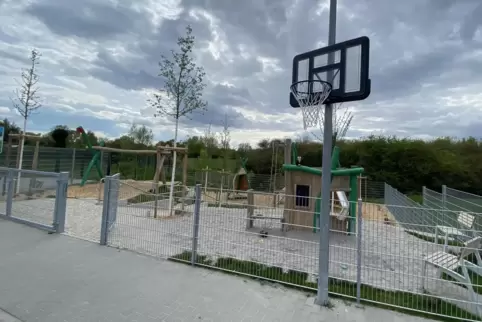 Mit Basketballkorb nach außen: Spielplatz in der Krummäckerstraße. Mit Basketballkorb nach außen: Spielplatz in der Krummäckerstraße.