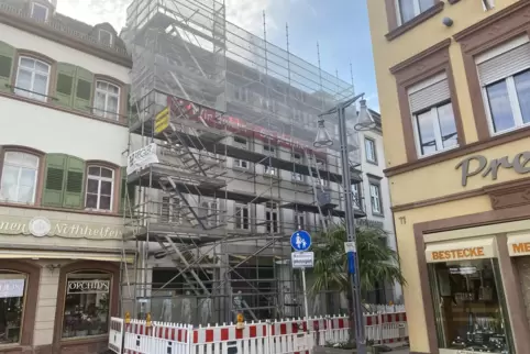 Seit Wochen eingerüstet: Brandhaus in der Gutenbergstraße. Seit Wochen eingerüstet: Brandhaus in der Gutenbergstraße.