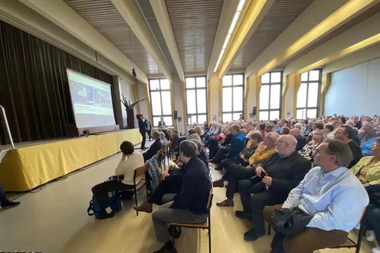 Im Saal waren zus&auml;tzliche St&uuml;hle n&ouml;tig. 