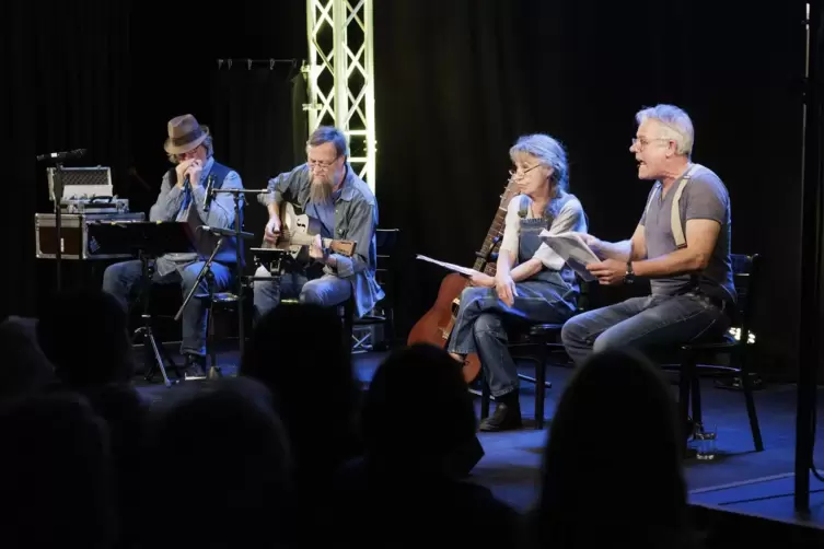 Mit Mundharmonikabegleitung: Albert Koch, Norbert Roschauer, Madeleine Giese und Rainer Furch bei der Premiere ihres neuen H&ouml;rst