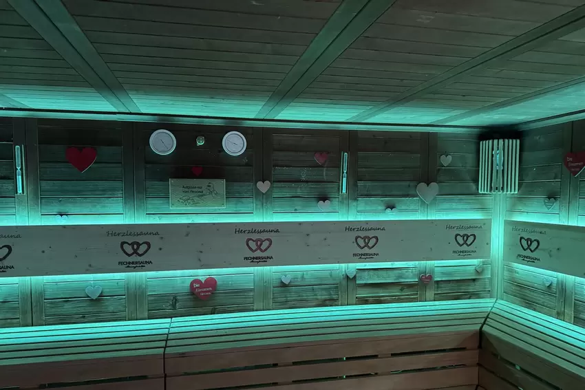 Illuminiert und mit Herzchen: die Sauna im Aquabella.