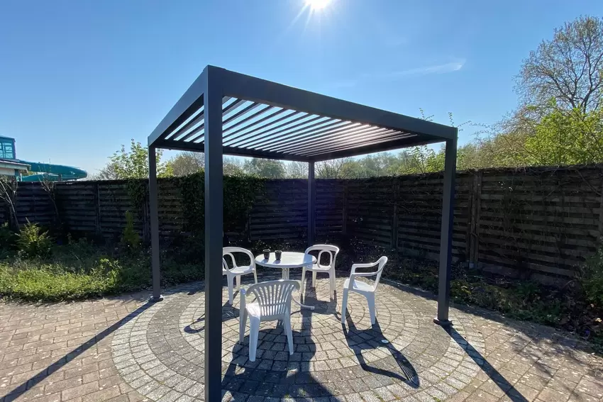Neu I: Der Pavillon auf dem Freigelände der Sauna hat bewegliche Lamellen als Dach.
