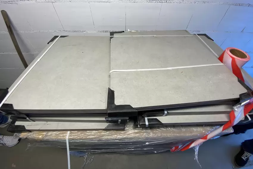 Die Platten für den Untergrund der Erweiterung des Ruhebereichs harren im Keller ihrer Verlegung.